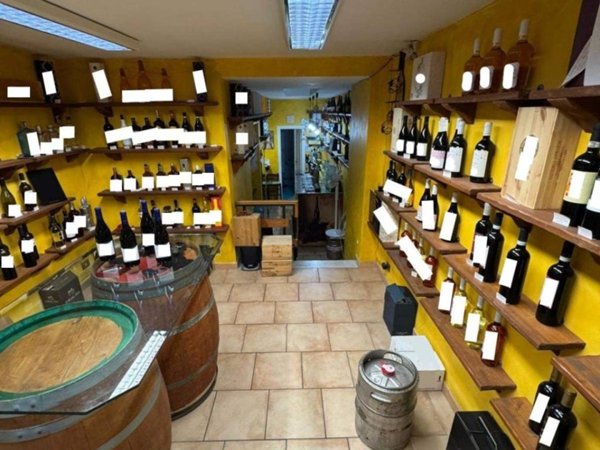 negozio in vendita a Napoli in zona Vomero