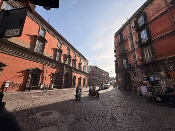 negozio in vendita a Napoli in zona Avvocata