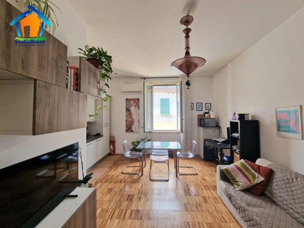 appartamento in vendita a Napoli in zona Chiaia