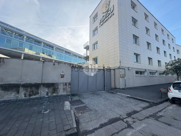 locale commerciale in vendita a Napoli in zona Zona Industriale-Ferrovia