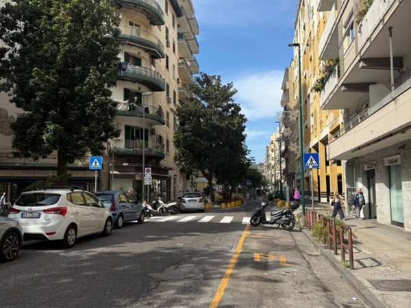 negozio in vendita a Napoli in zona Fuorigrotta