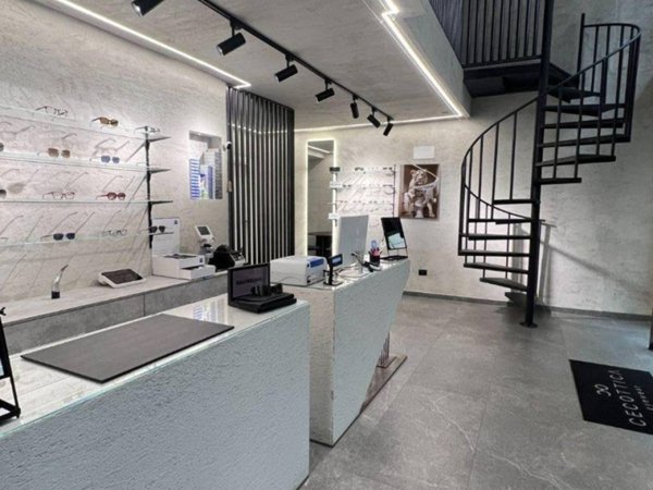 negozio in vendita a Napoli in zona Poggioreale