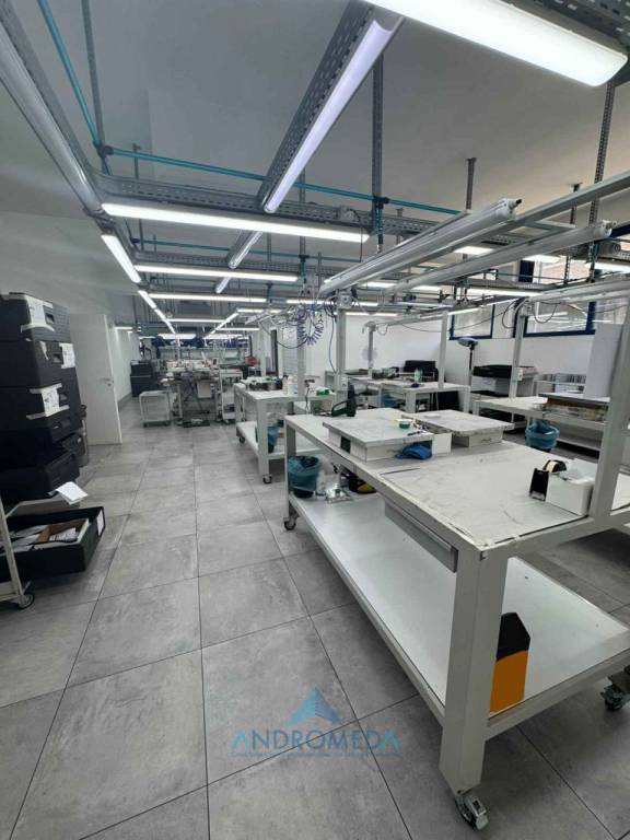 locale commerciale in vendita a Napoli in zona Zona Industriale-Ferrovia