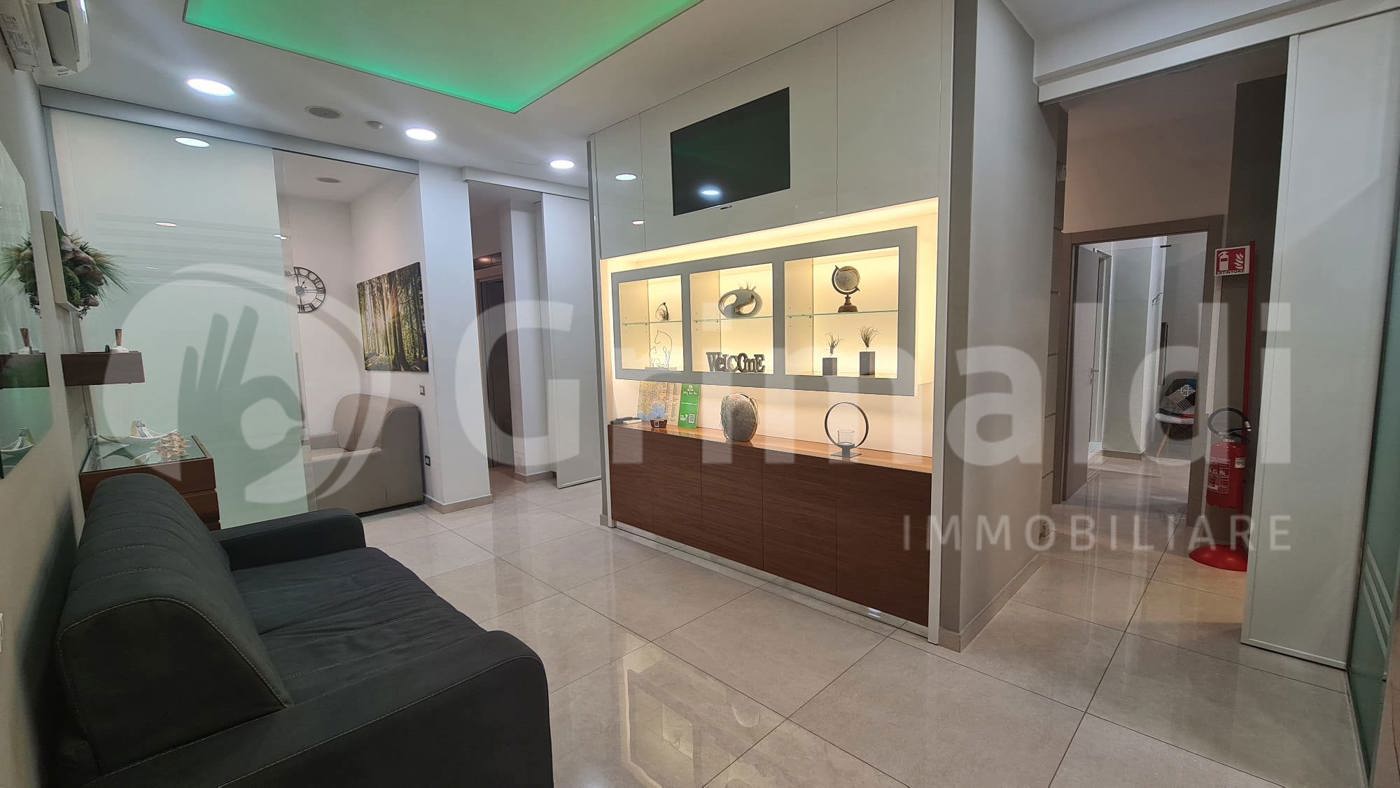 negozio in vendita a Napoli in zona Vomero