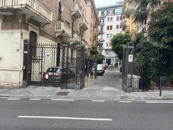 appartamento in vendita a Napoli in zona Chiaia