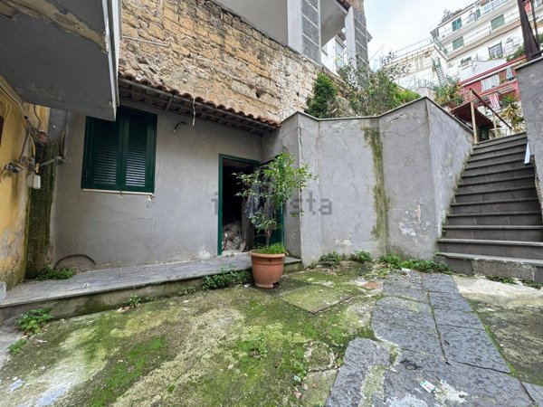 casa semindipendente in vendita a Napoli in zona Chiaia