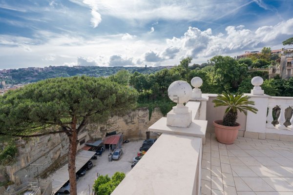 appartamento in vendita a Napoli in zona San Carlo all'Arena