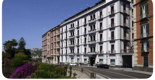 appartamento in vendita a Napoli in zona Chiaia