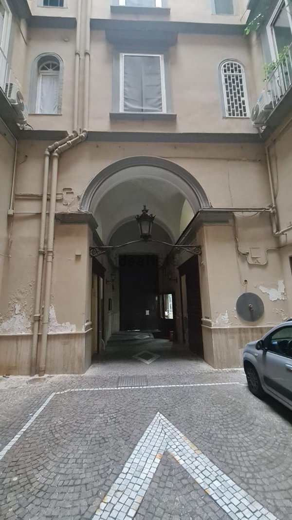 appartamento in vendita a Napoli in zona Chiaia
