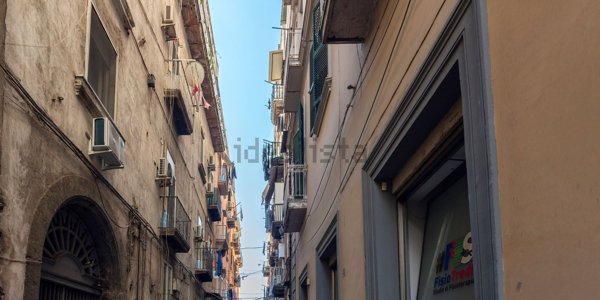 appartamento in vendita a Napoli in zona Chiaia