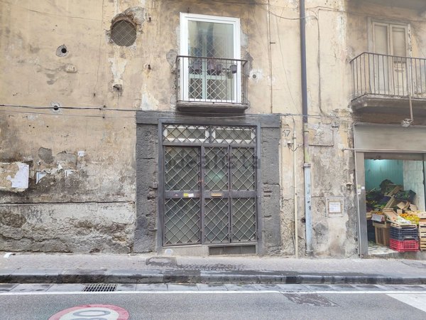 locale commerciale in vendita a Napoli in zona San Ferdinando