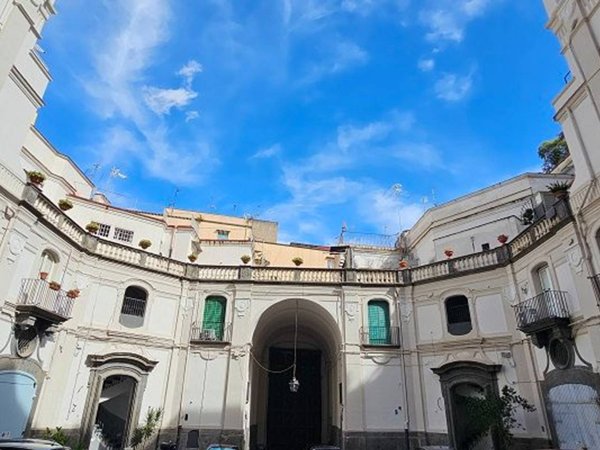 appartamento in vendita a Napoli in zona Chiaia