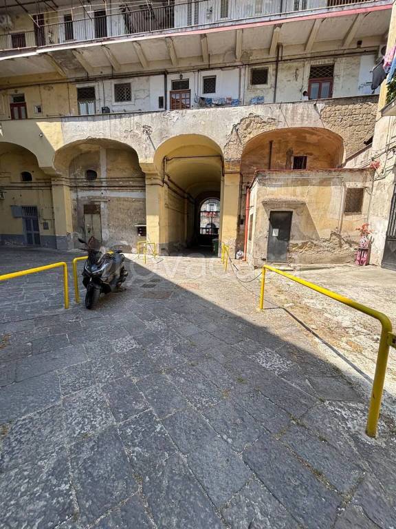 negozio in vendita a Napoli in zona Secondigliano