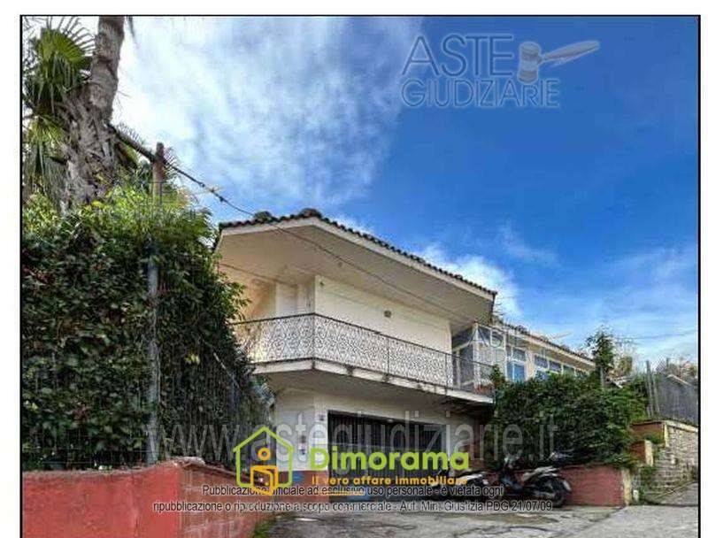 casa indipendente in vendita a Napoli in zona Fuorigrotta