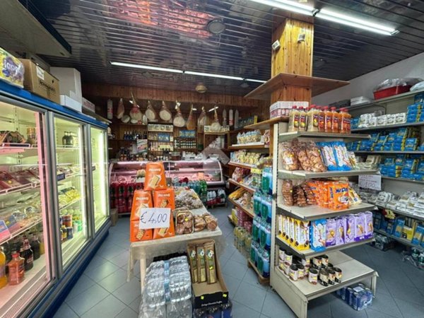 negozio in vendita a Napoli in zona Secondigliano