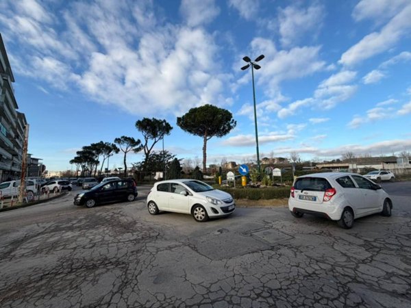 negozio in vendita a Napoli in zona Capodichino