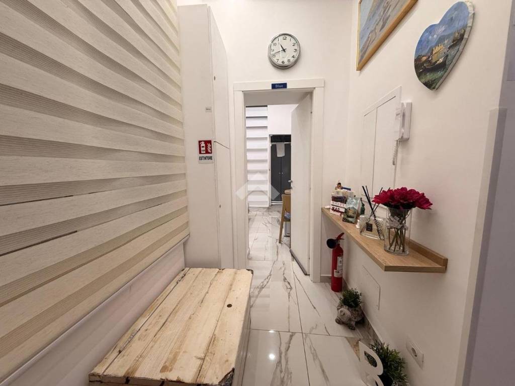 negozio in vendita a Napoli in zona Stella