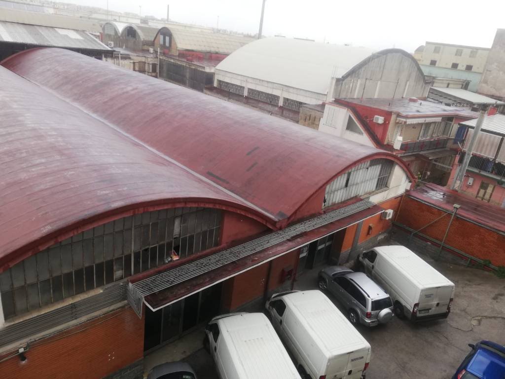 locale commerciale in vendita a Napoli in zona Barra