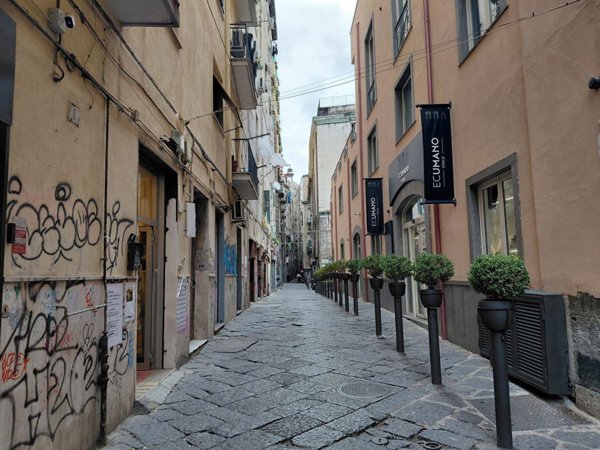 locale commerciale in vendita a Napoli in zona Vomero