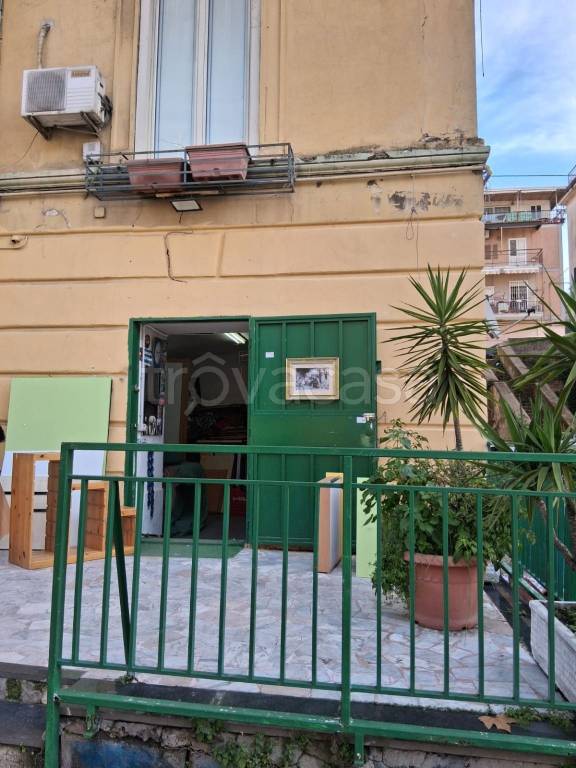 negozio in vendita a Napoli in zona Capodichino