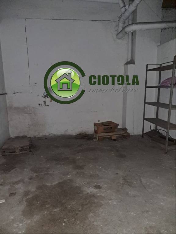 locale commerciale in vendita a Napoli in zona Soccavo