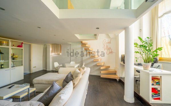 appartamento in vendita a Napoli in zona Chiaia