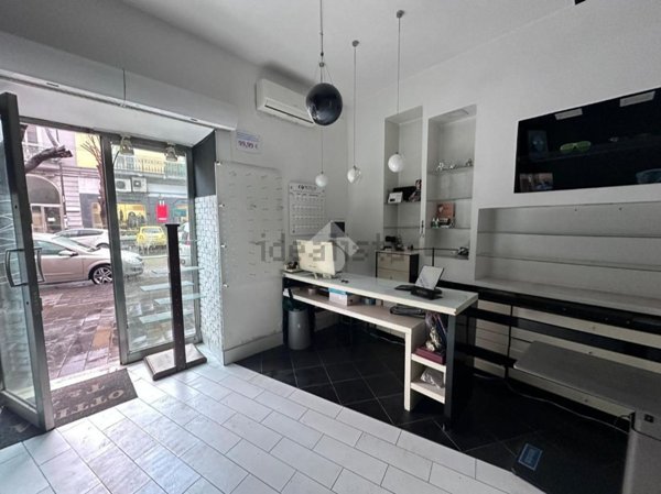 negozio in vendita a Napoli in zona Secondigliano