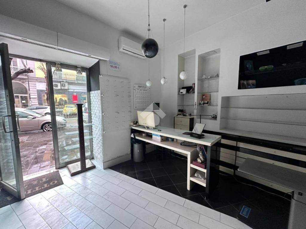negozio in vendita a Napoli in zona Secondigliano