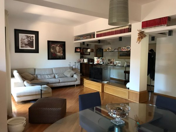 appartamento in vendita a Napoli in zona Chiaia