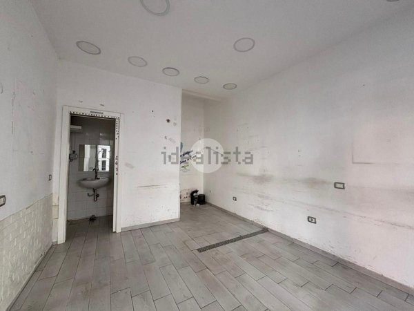 negozio in vendita a Napoli in zona San Carlo all'Arena