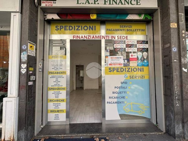 negozio in vendita a Napoli in zona San Carlo all'Arena