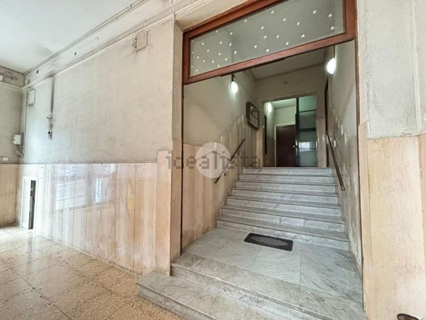 appartamento in vendita a Napoli in zona San Carlo all'Arena