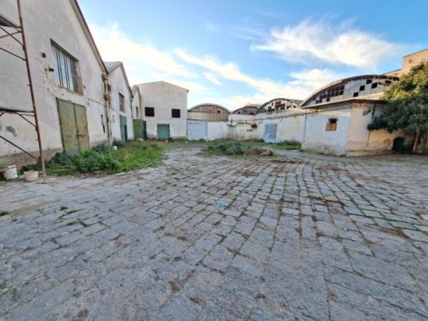 locale commerciale in vendita a Napoli in zona San Giovanni a Teduccio