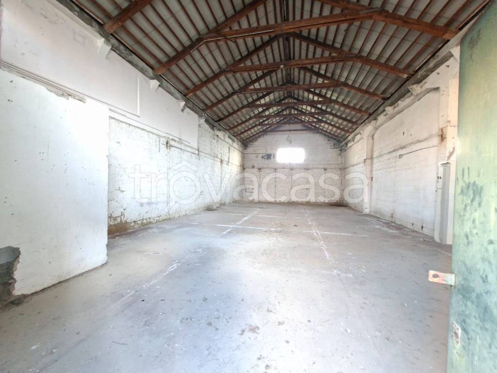 locale commerciale in vendita a Napoli in zona San Giovanni a Teduccio