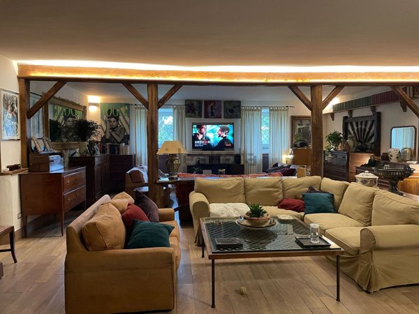 appartamento in vendita a Napoli in zona Chiaia