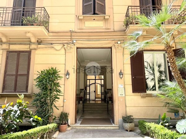 appartamento in vendita a Napoli in zona Chiaia