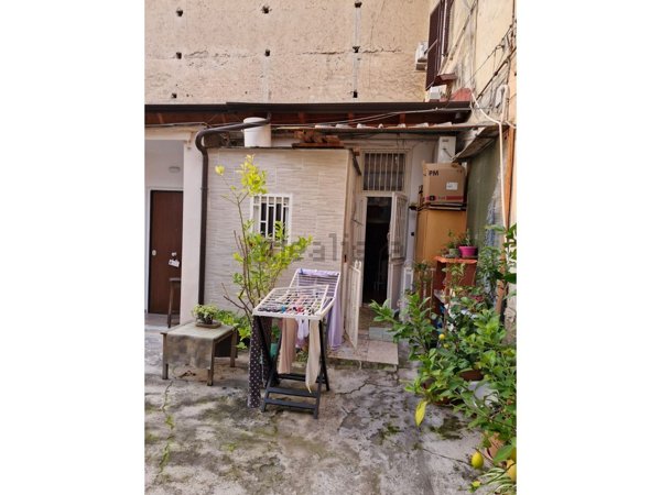 appartamento in vendita a Napoli in zona San Carlo all'Arena