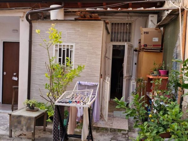 appartamento in vendita a Napoli in zona San Carlo all'Arena