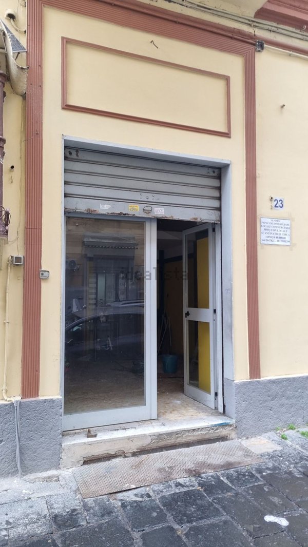locale commerciale in vendita a Napoli in zona Vicaria