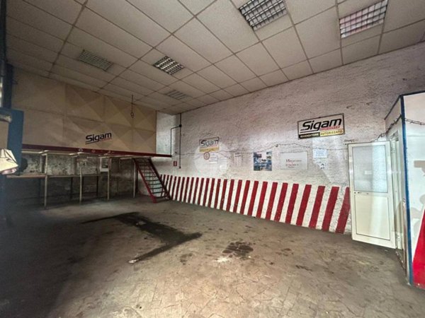 negozio in vendita a Napoli in zona San Carlo all'Arena