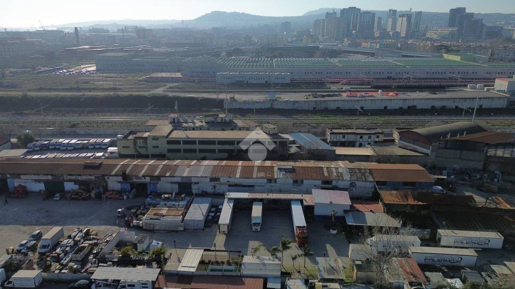 locale commerciale in vendita a Napoli in zona Zona Industriale-Ferrovia