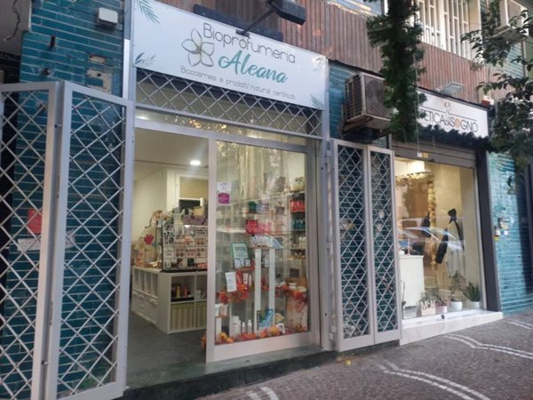 negozio in vendita a Napoli in zona Capodimonte / Colli Aminei