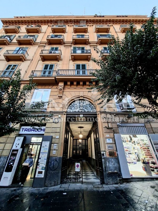 appartamento in vendita a Napoli in zona Chiaia