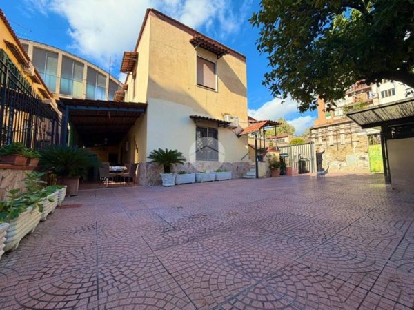 casa indipendente in vendita a Napoli in zona Bagnoli
