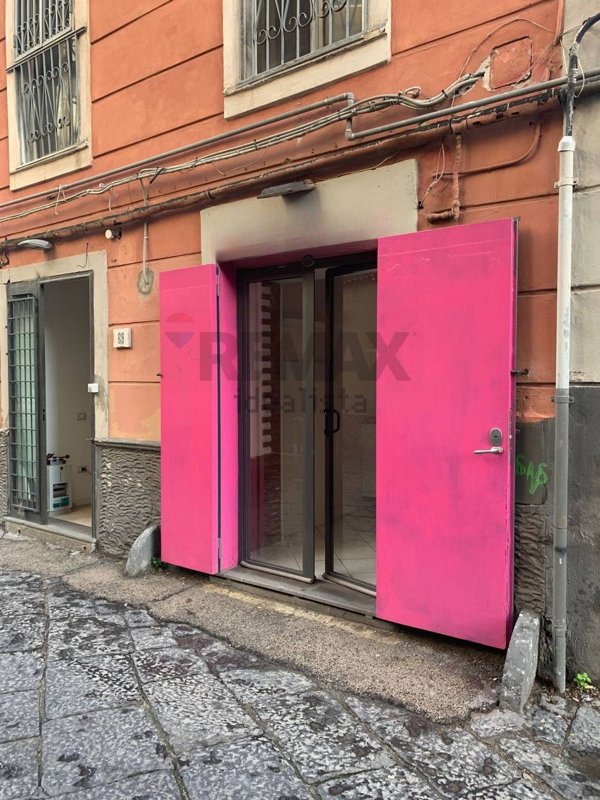 locale commerciale in vendita a Napoli in zona Arenella