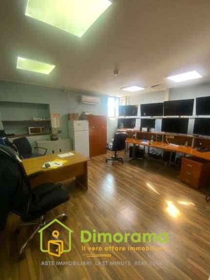 negozio in vendita a Napoli in zona Bagnoli