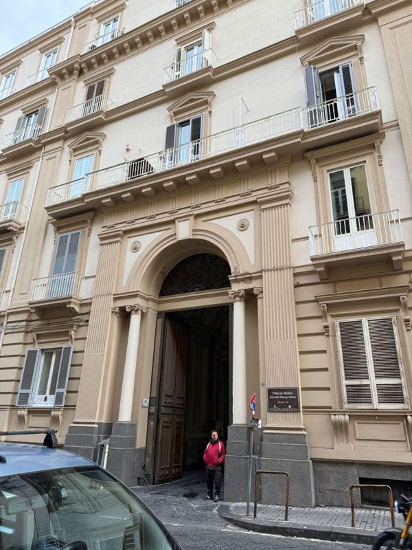 appartamento in vendita a Napoli in zona Chiaia
