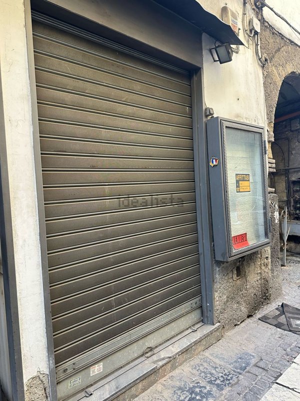 locale commerciale in vendita a Napoli in zona Barra