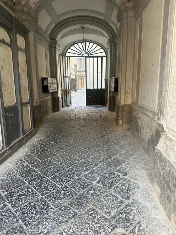 appartamento in vendita a Napoli in zona San Carlo all'Arena