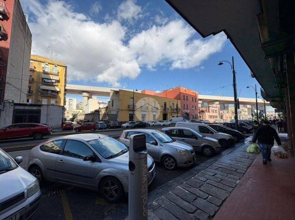 locale commerciale in vendita a Napoli in zona Poggioreale